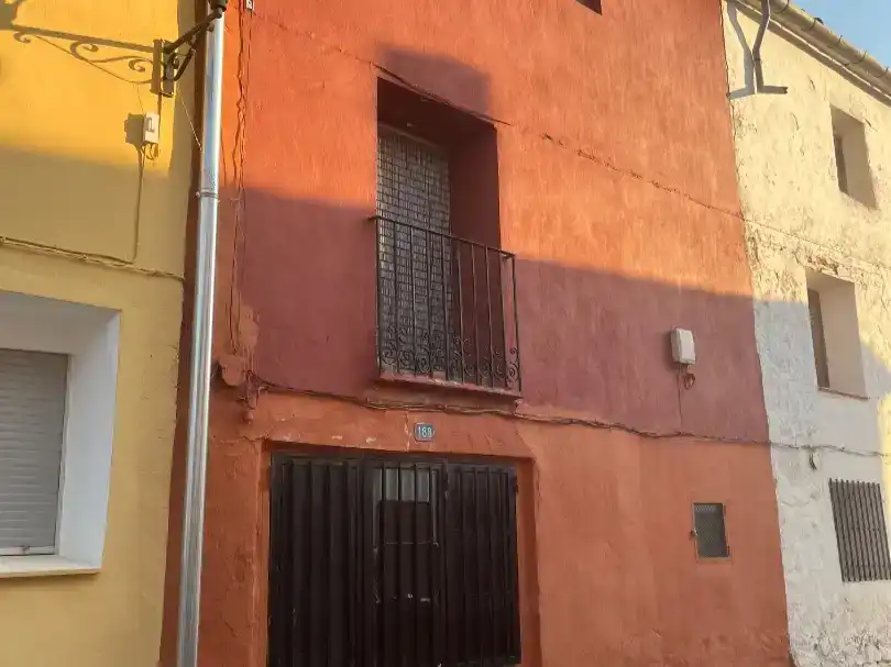 Vista exterior de Casa adosada en venda en Alpuente amb Balcó