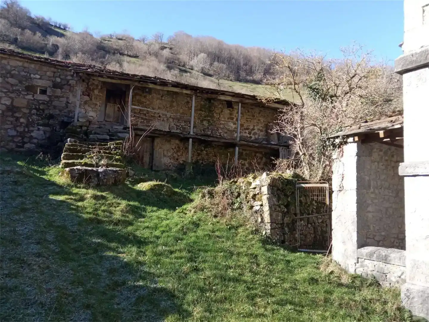Vista exterior de Casa adosada en venda en San Roque de Riomiera, Cantabria