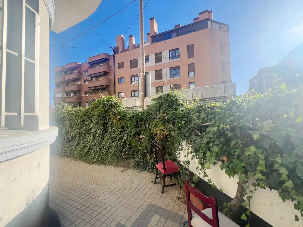 Außenansicht von Wohnung zum Verkauf in Madrid mit Klimaanlage, Heizung und Privatgarten
