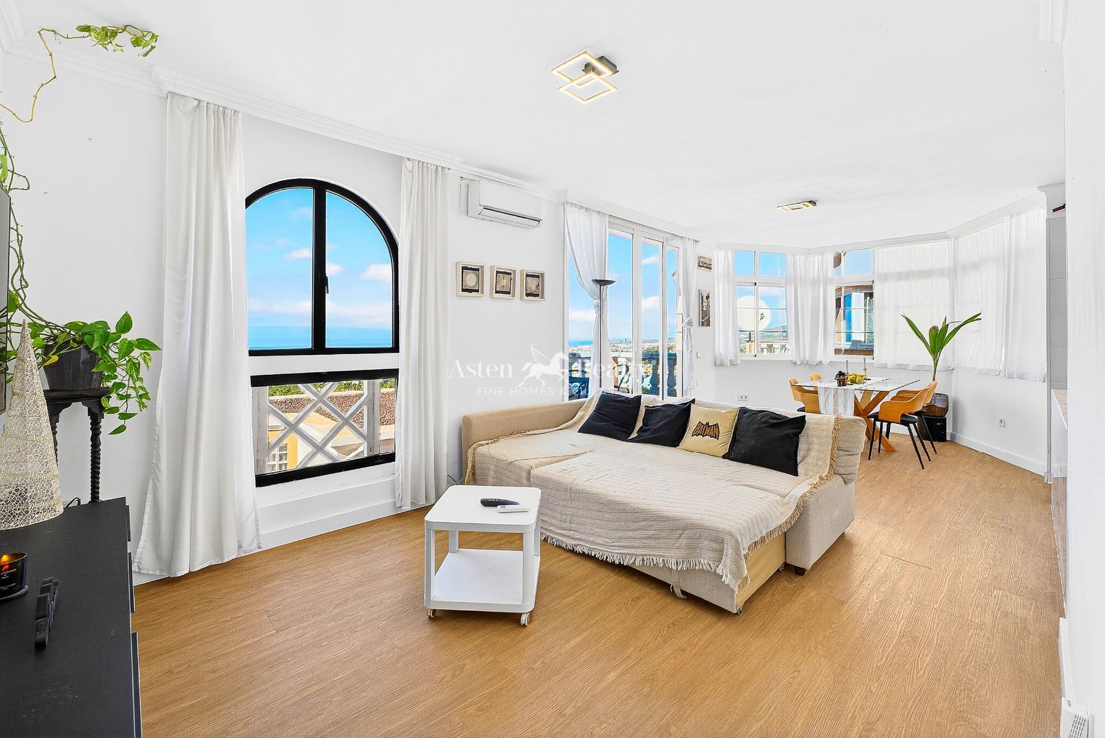 Sala d'estar de Casa adosada en venda en Adeje amb Aire condicionat, Terrassa i Piscina