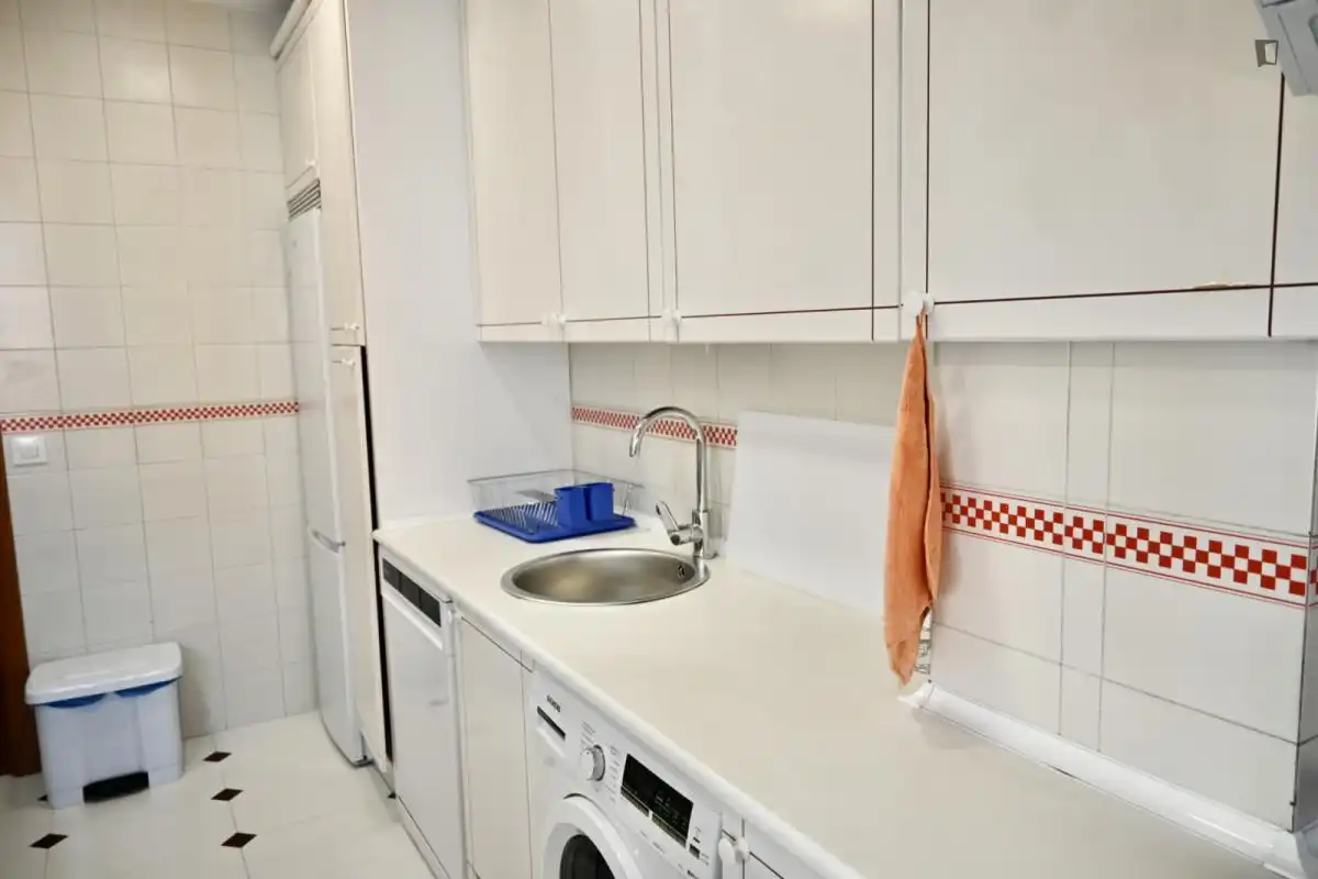 Cuina de Apartament de lloguer en Madrid amb Aire condicionat, Calefacció i Moblat