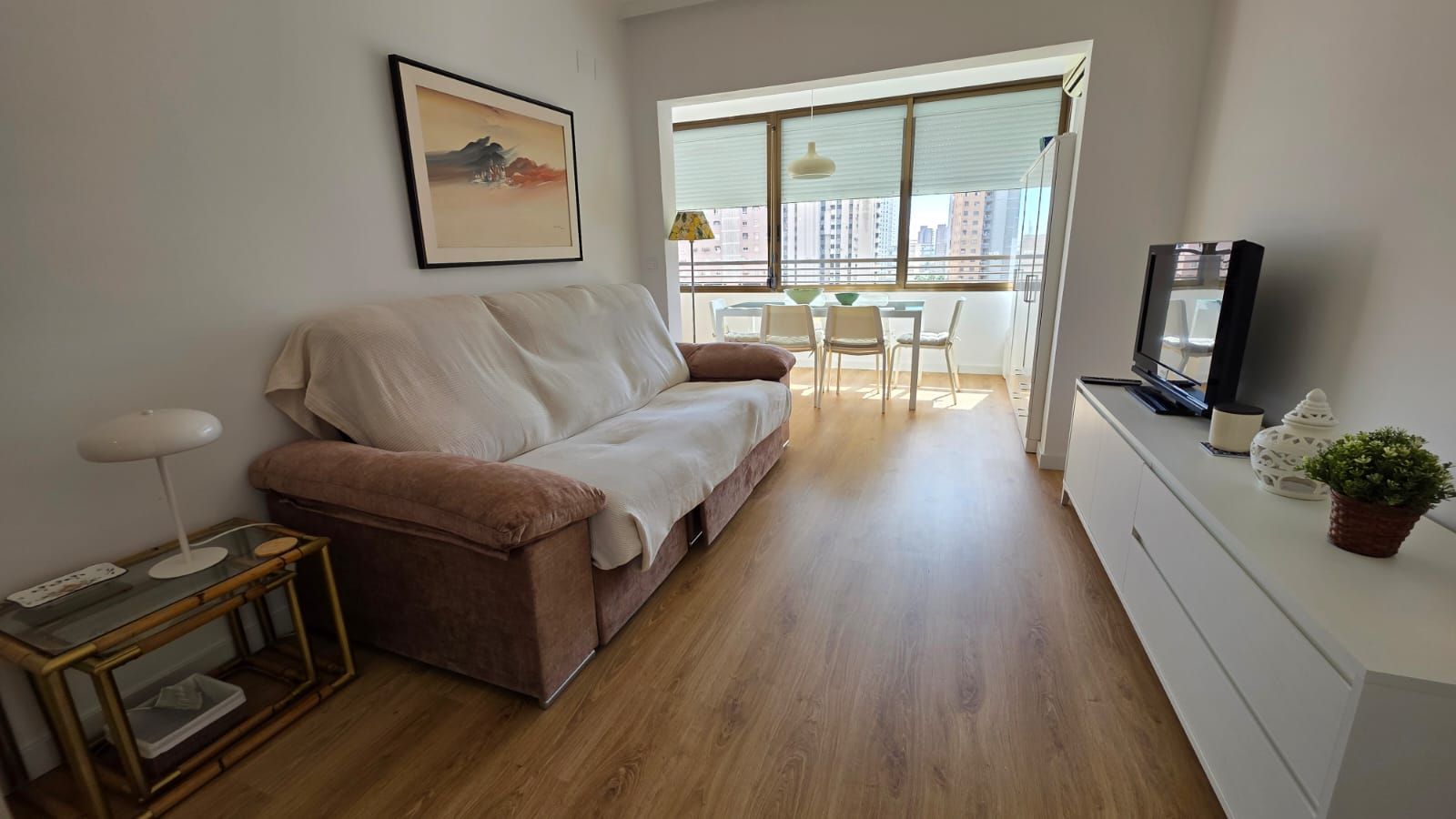 Sala d'estar de Apartament en venda en Benidorm amb Piscina, Moblat i Piscina comunitària