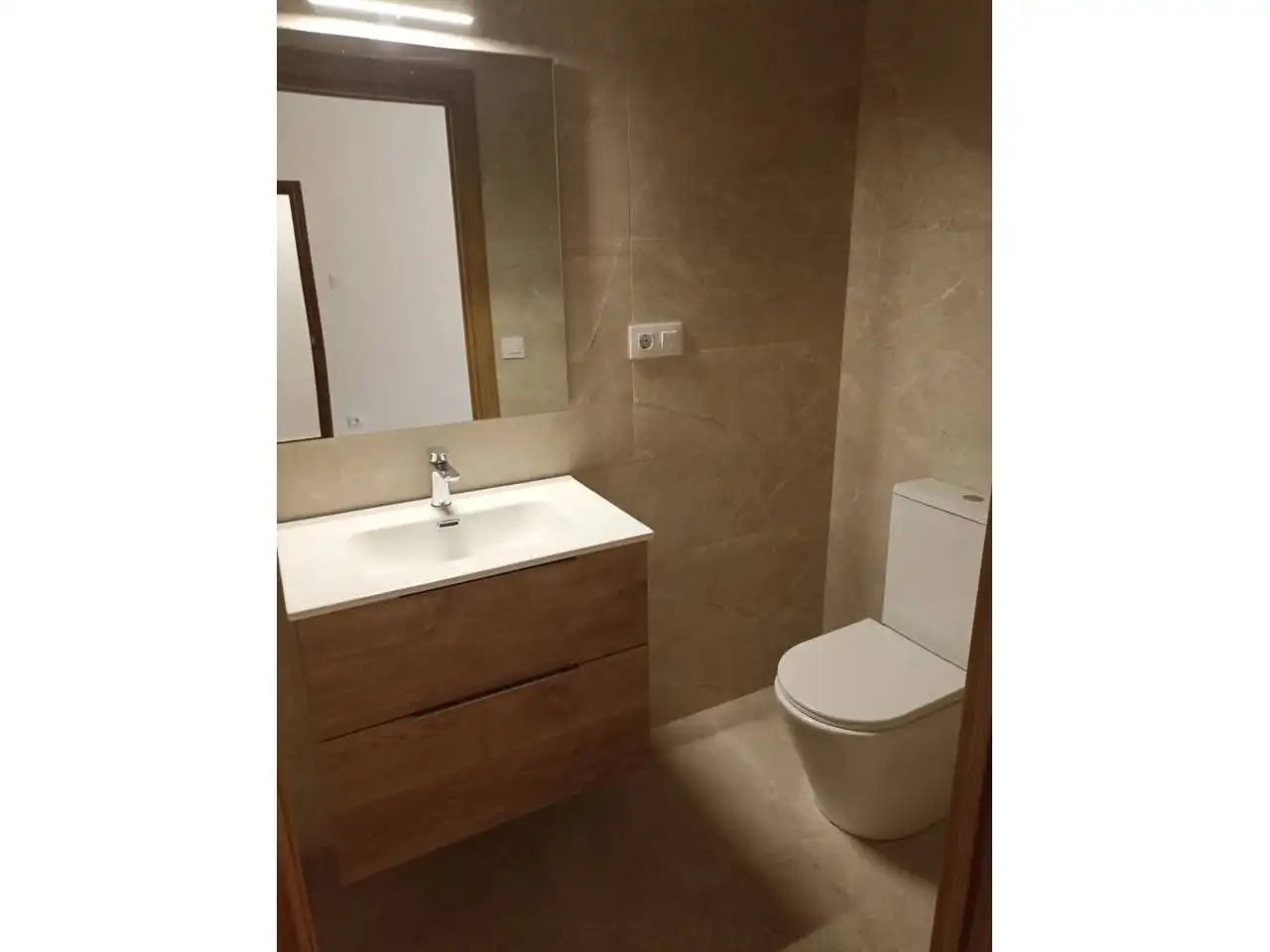 Bathroom of Flat for rent in Santiago de Compostela   with Parquet flooring, Terrace and Alarm