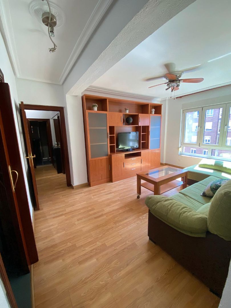 Sala d'estar de Pis en venda en Gijón  amb Calefacció, Parquet i Moblat
