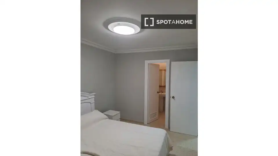 Dormitori de Apartament per a compartir en Sevilla amb Aire condicionat, Terrassa i Moblat