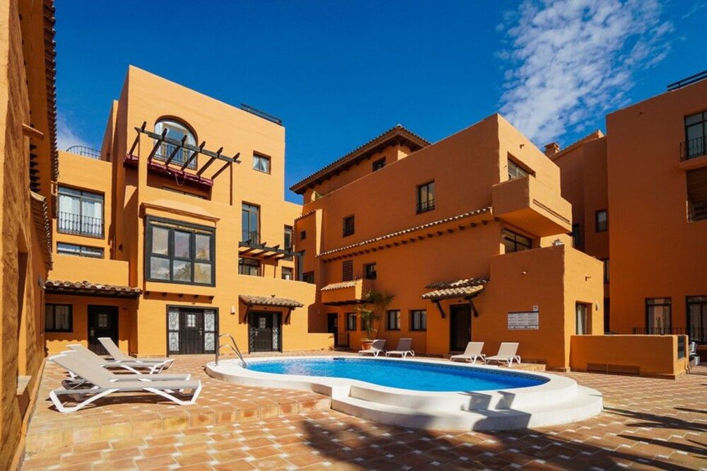 Vista exterior de Apartament de lloguer en Estepona amb Aire condicionat, Terrassa i Piscina