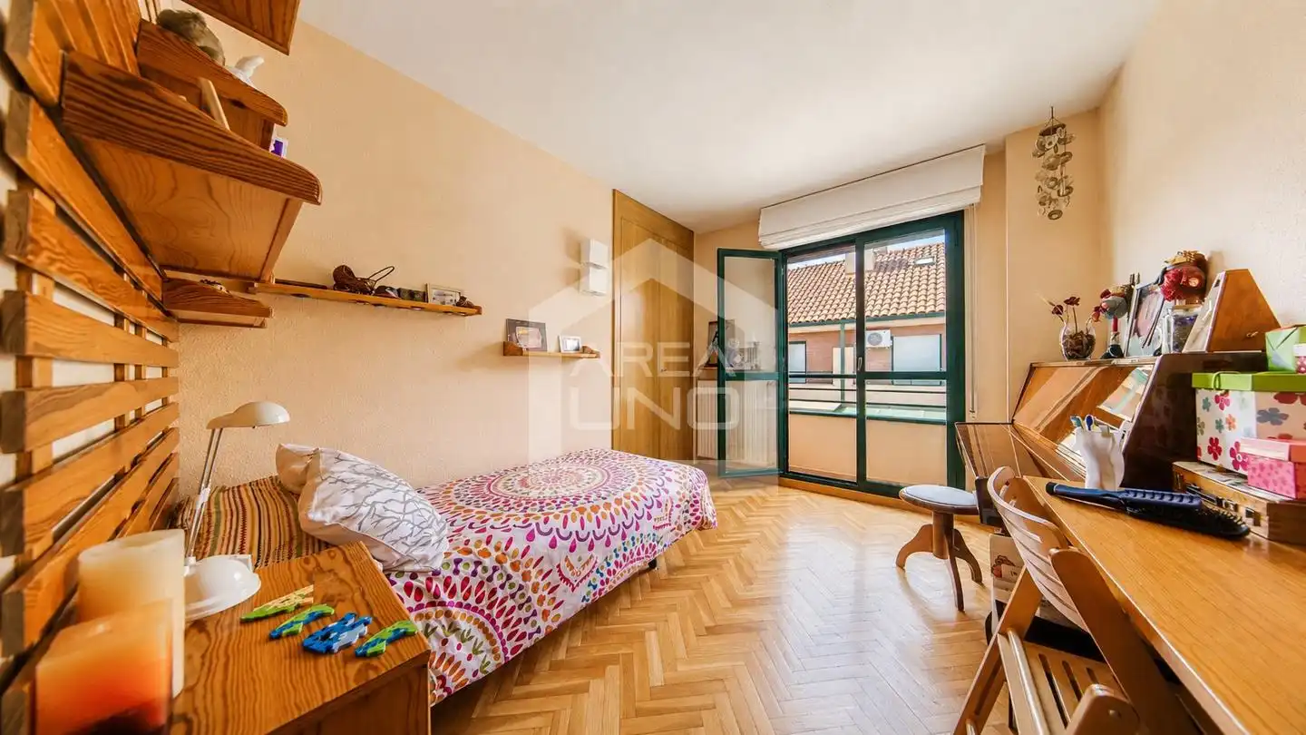 Dormitori de Casa adosada en venda en Alcorcón amb Aire condicionat, Calefacció i Jardí privat