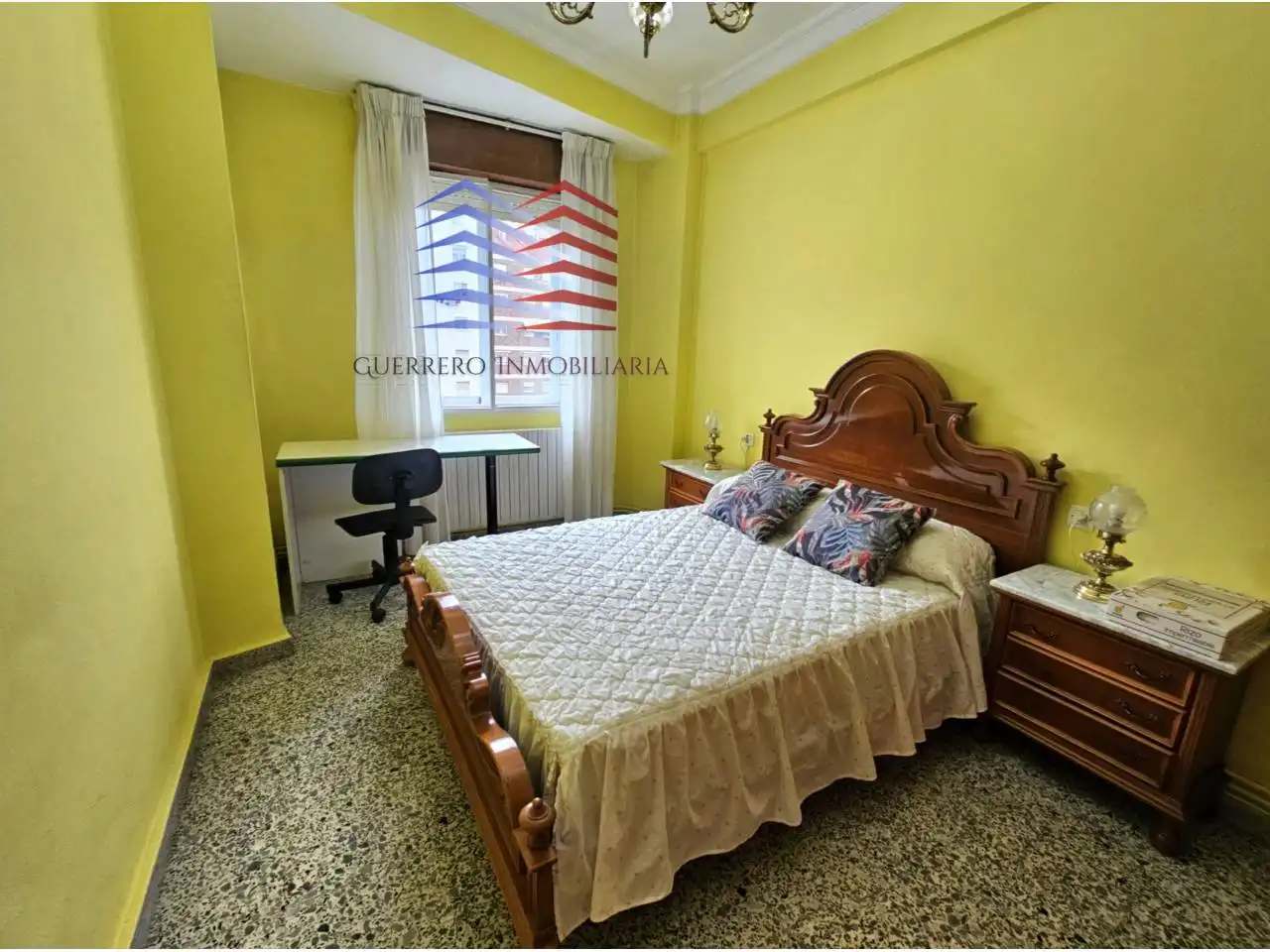 Dormitori de Apartament de lloguer en Ourense Capital  amb Calefacció, Terrassa i Traster