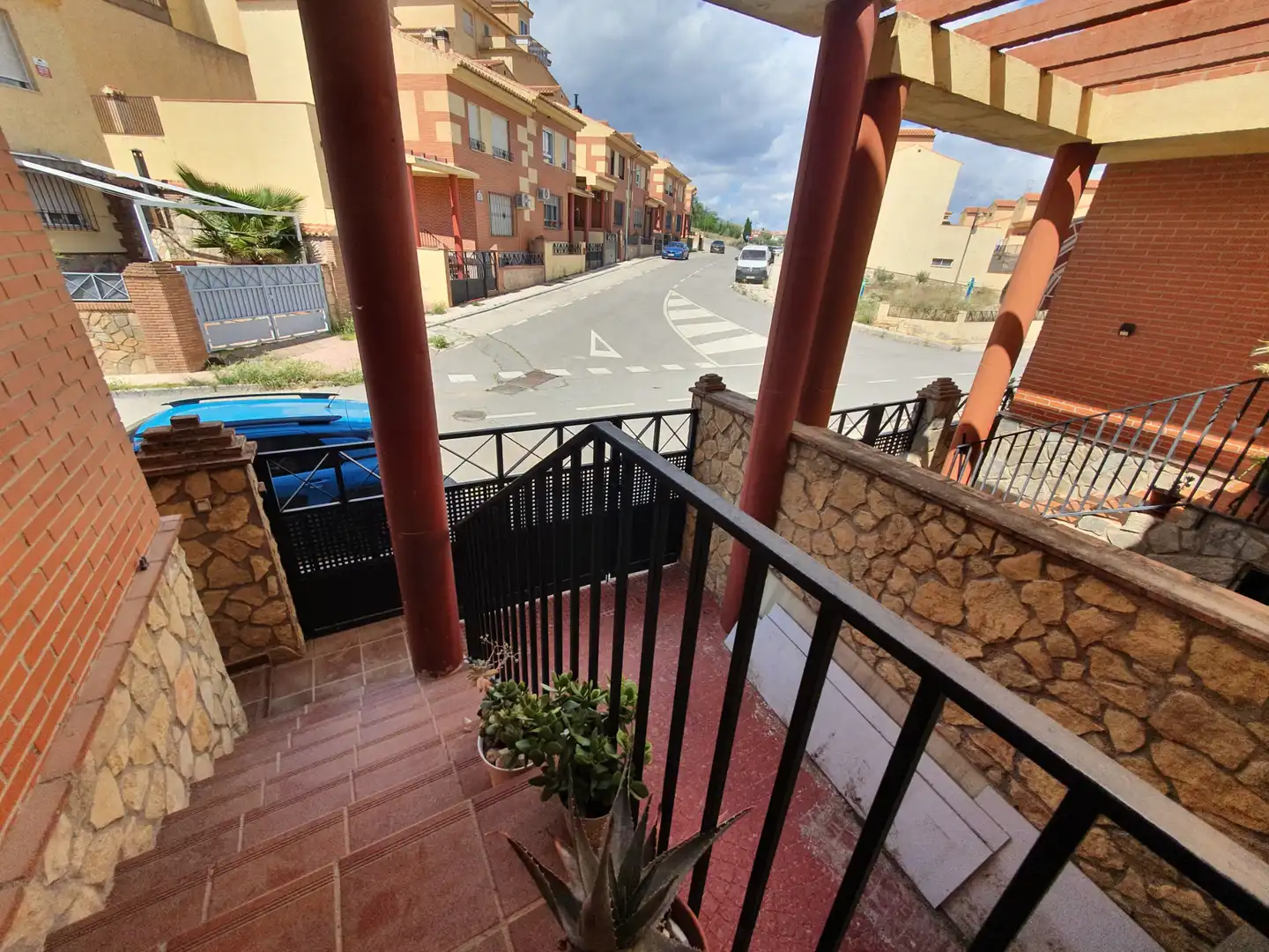 Vista exterior de Casa adosada en venda en Guadix amb Terrassa