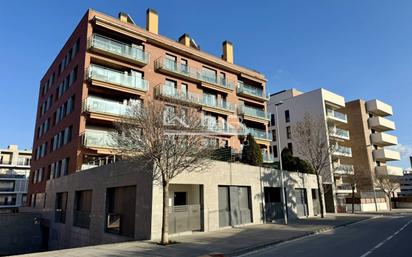 Vista exterior de Pis en venda en Vic amb Calefacció, Parquet i Terrassa