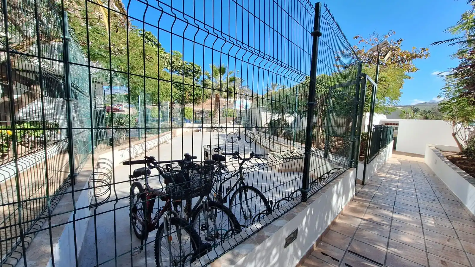 Vista exterior de Piso en venta en Adeje con Terraza y Piscina comunitaria