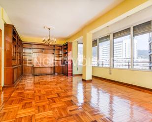 Sala d'estar de Apartament en venda en Oviedo  amb Calefacció