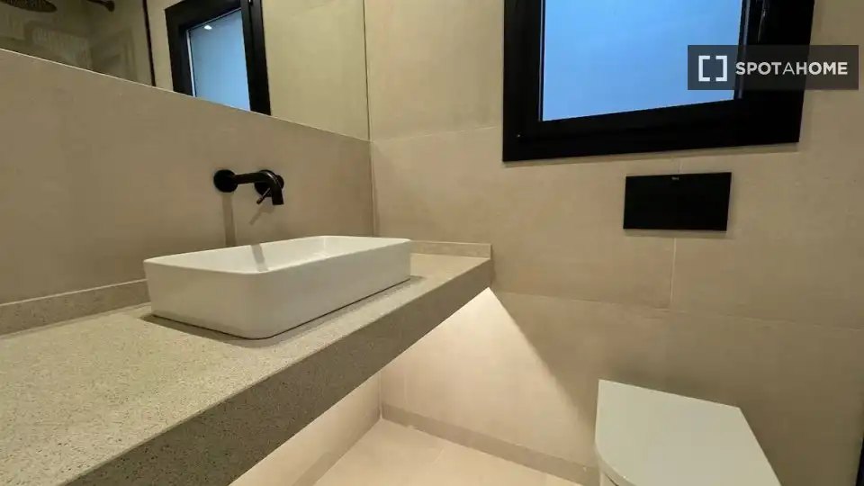 Baño de Piso de alquiler en Santa Coloma de Gramenet con Aire acondicionado, Calefacción y Amueblado