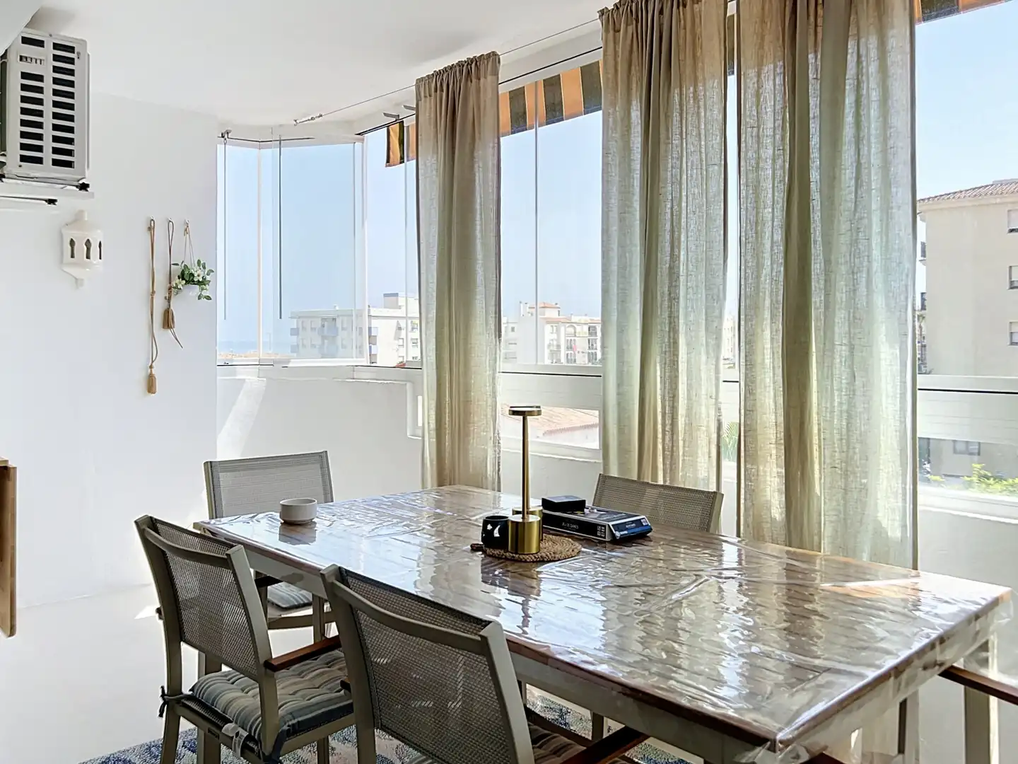 Menjador de Apartament en venda en Manilva amb Aire condicionat i Moblat