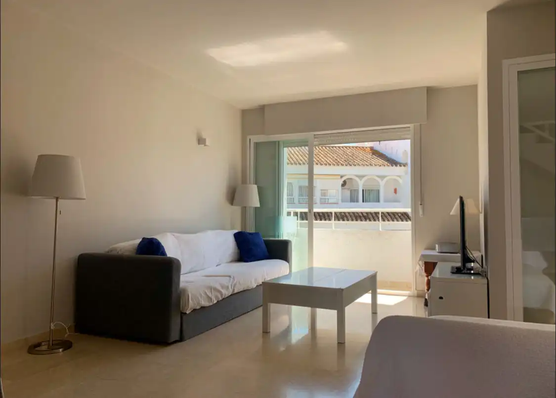 Sala d'estar de Apartament de lloguer en Marbella amb Aire condicionat, Terrassa i Piscina