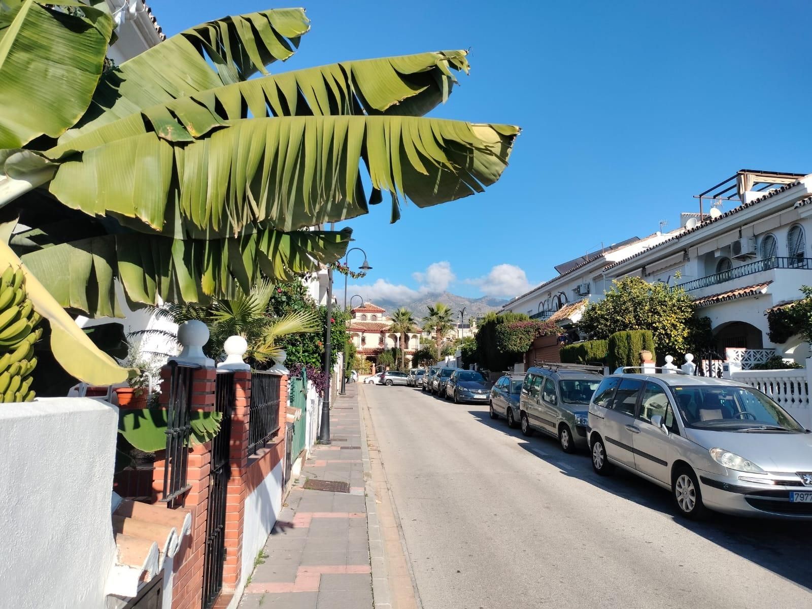 Vista exterior de Casa adosada en venda en Mijas amb Aire condicionat, Jardí privat i Terrassa
