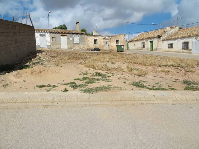 Terreno residencial en Venta en Calle del Pinar, 14 en Lezuza