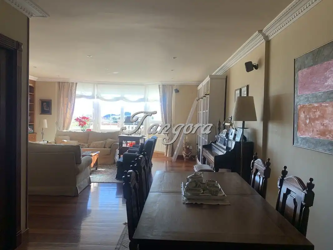 Wohnzimmer von Einfamilien-Reihenhaus zum Verkauf in Castro-Urdiales mit Heizung, Parkett und Terrasse