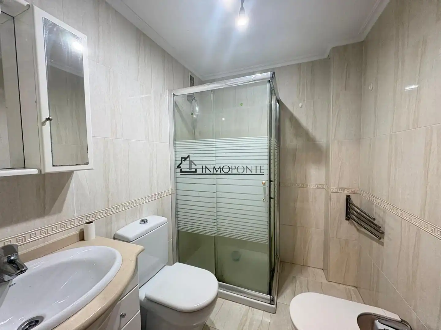 Bany de Apartament en venda en Pontevedra Capital  amb Calefacció i Traster