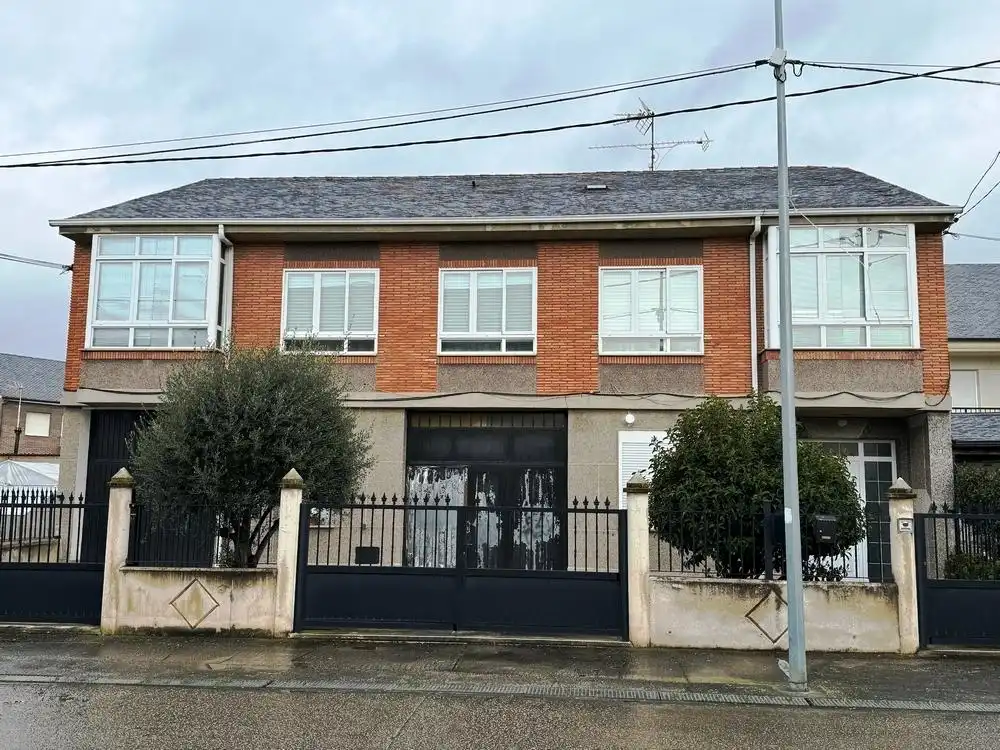 Vista exterior de Casa adosada en venta en Ponferrada con Calefacción y Amueblado
