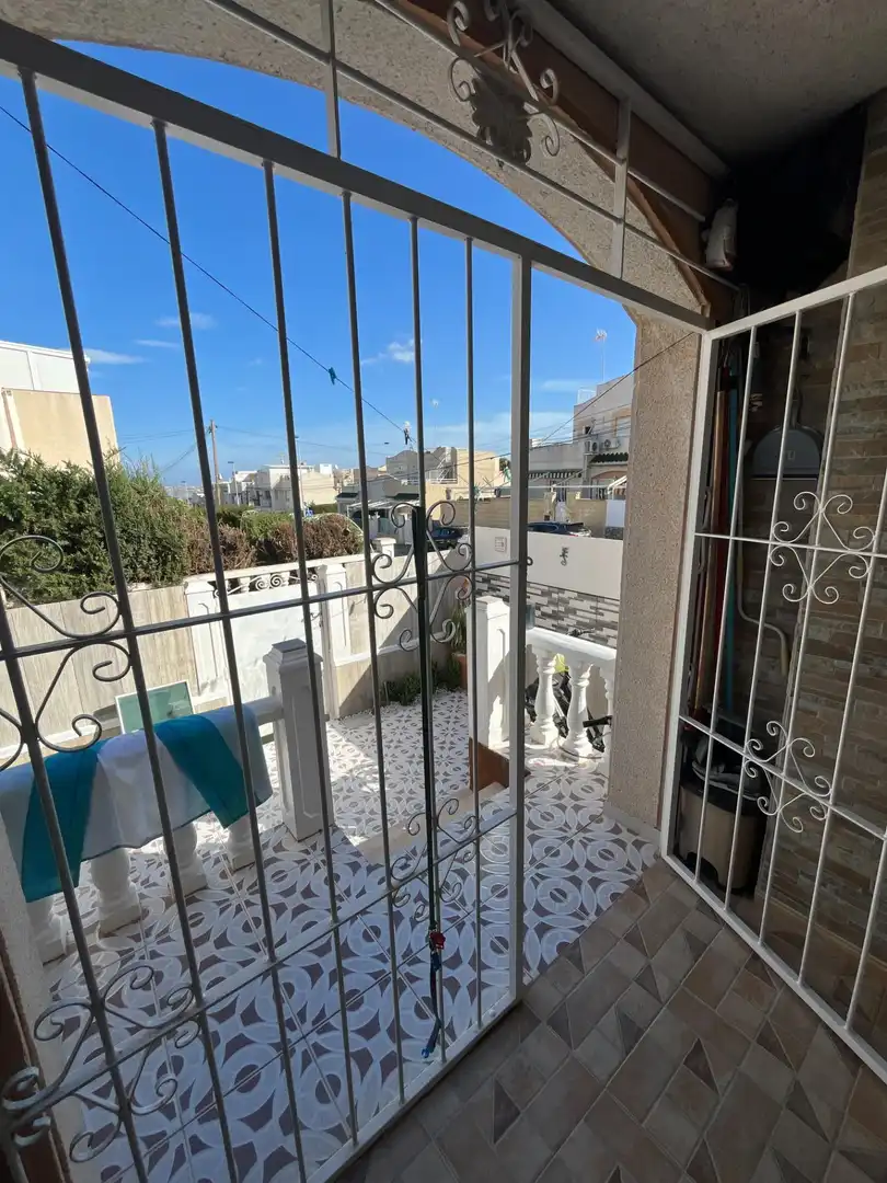 Terrassa de Planta baixa de lloguer en Torrevieja amb Aire condicionat, Moblat i Piscina comunitària