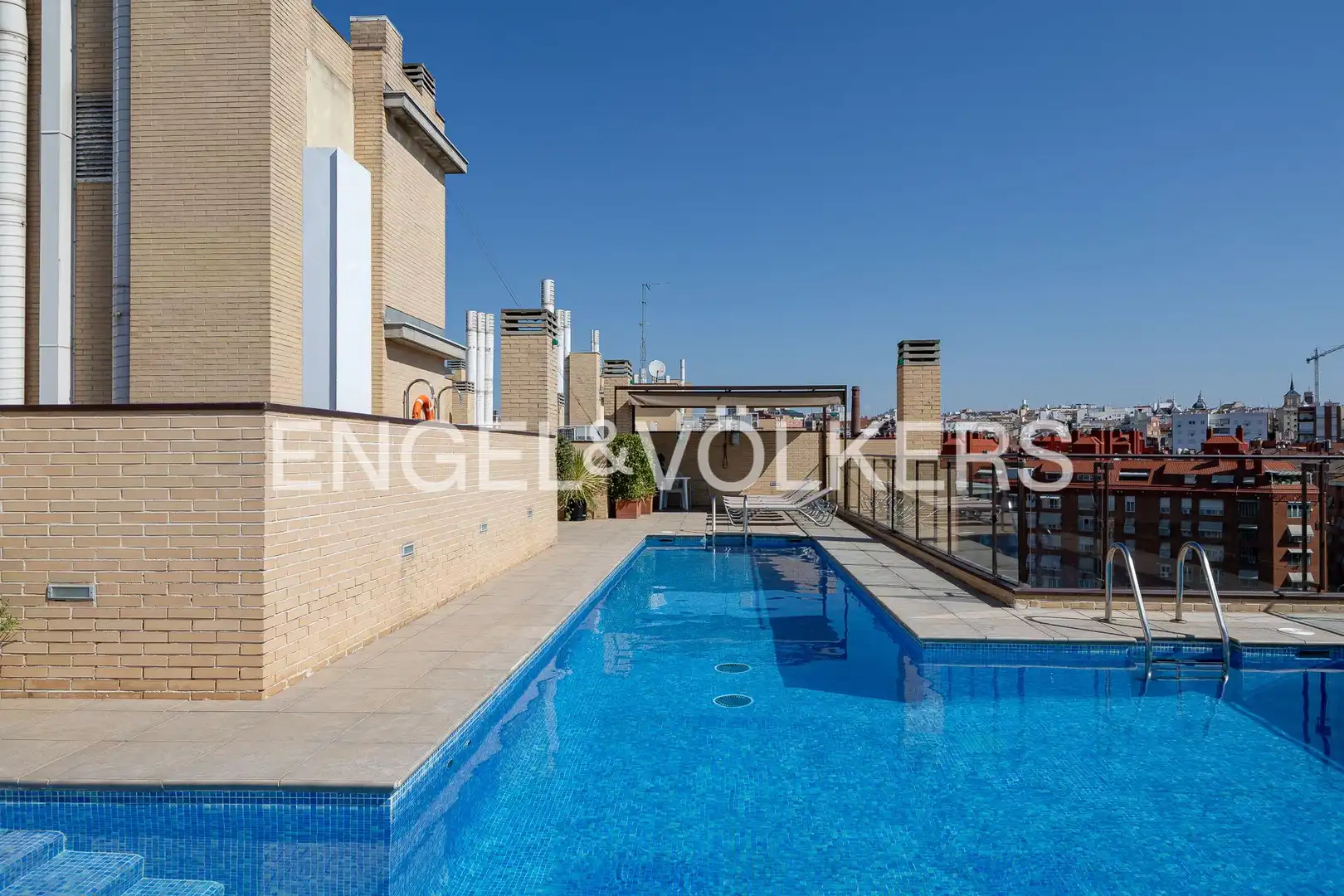 Piscina de Pis en venda en Madrid amb Aire condicionat, Calefacció i Parquet
