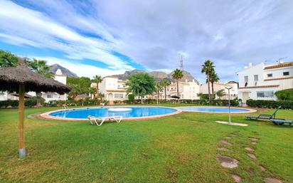 Vista exterior de Casa adosada en venda en La Nucia amb Jardí privat, Terrassa i Piscina comunitària