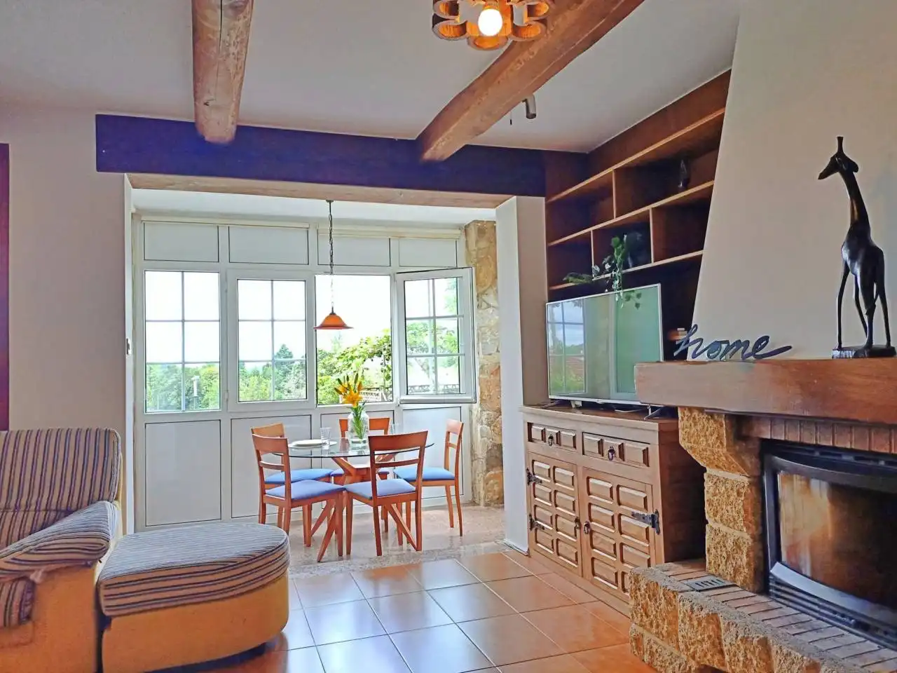 Comedor de Casa o chalet en venta en Oleiros con Calefacción
