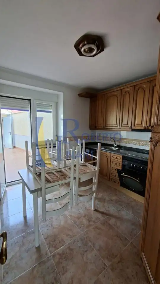 Cuina de Casa o xalet en venda en Toral de los Guzmanes amb Calefacció i Jardí privat