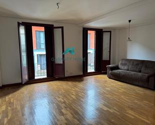 Sala d'estar de Apartament en venda en  Pamplona / Iruña amb Calefacció, Traster i Balcó