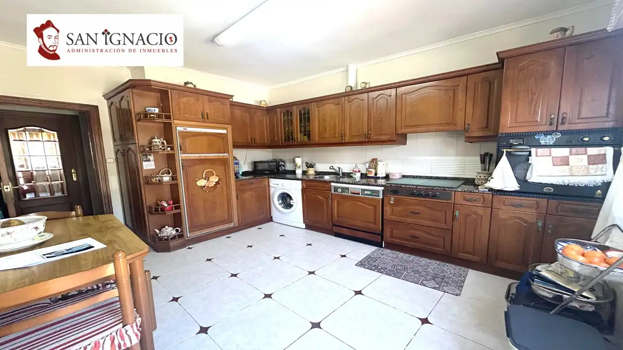Cocina de Casa o chalet en venta en Villarcayo de Merindad de Castilla la Vieja con Calefacción, Jardín privado y Piscina