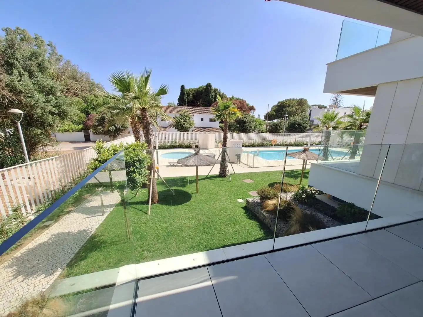 Schwimmbecken von Wohnung zum Verkauf in Marbella mit Klimaanlage, Heizung und Privatgarten