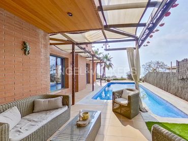 Casa con balcón en venta en Canet de Mar