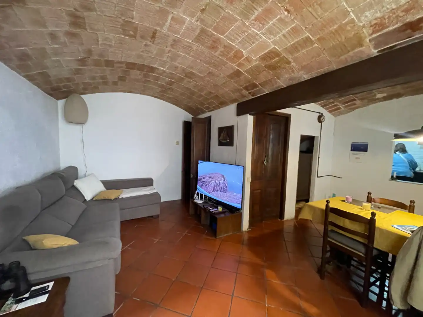 Sala d'estar de Casa adosada en venda en L'Escala amb Calefacció, Terrassa i Moblat