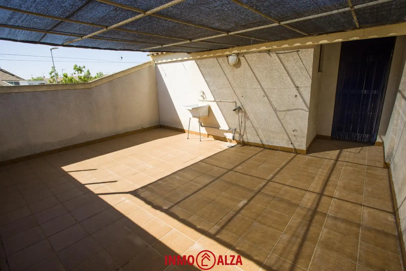 Terrasse von Einfamilien-Reihenhaus zum Verkauf in Los Alcázares mit Privatgarten, Terrasse und Abstellraum