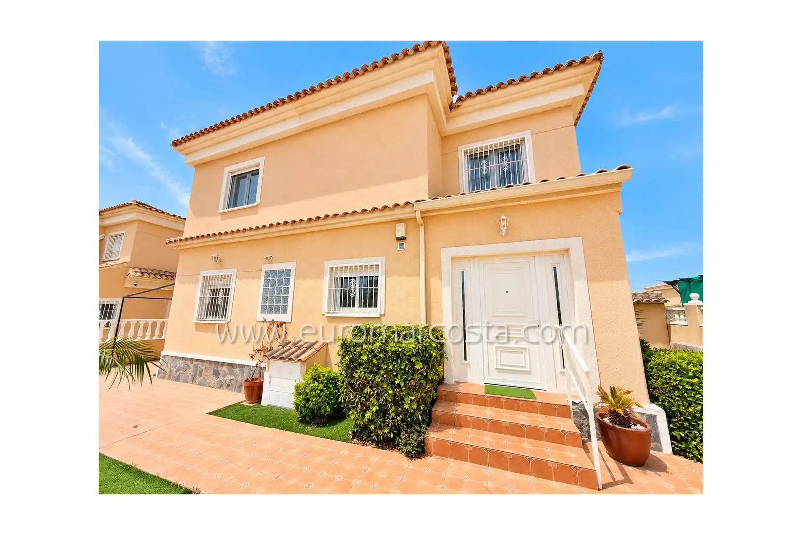 Chalet con piscina en venta en Calle Helsinki, imagen 3