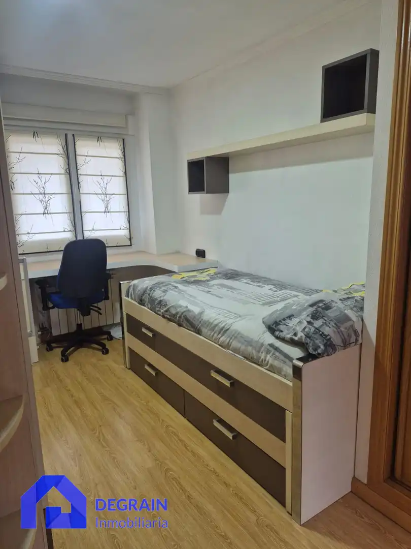 Dormitori de Pis de lloguer en Oviedo  amb Calefacció, Terrassa i Traster