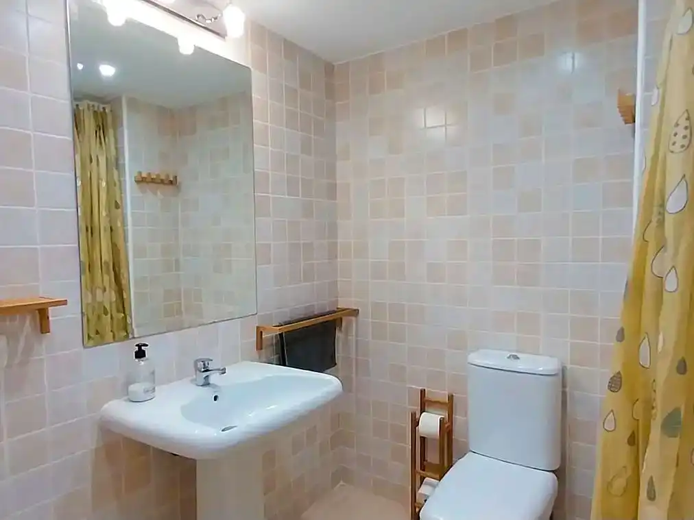 Badezimmer von Wohnung zur Miete in Marbella mit Klimaanlage, Privatgarten und Schwimmbad