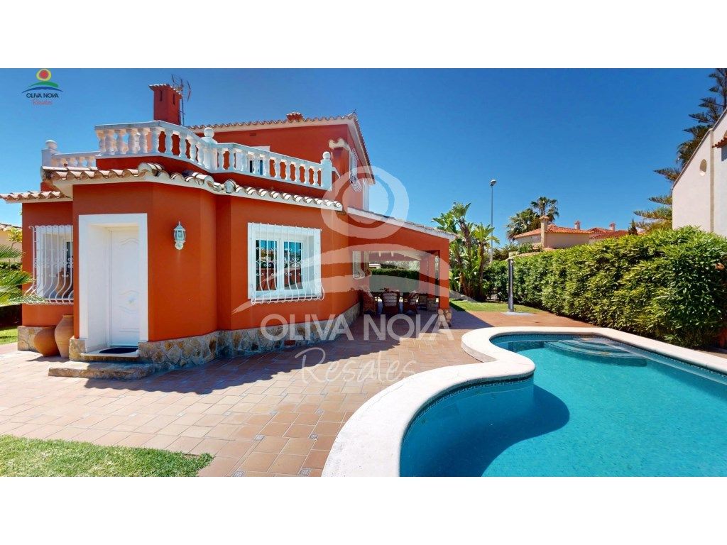 Vista exterior de Casa o xalet en venda en Oliva amb Jardí privat, Terrassa i Piscina