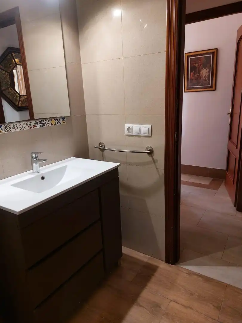 Bany de Pis de lloguer en Córdoba amb Aire condicionat, Terrassa i Moblat