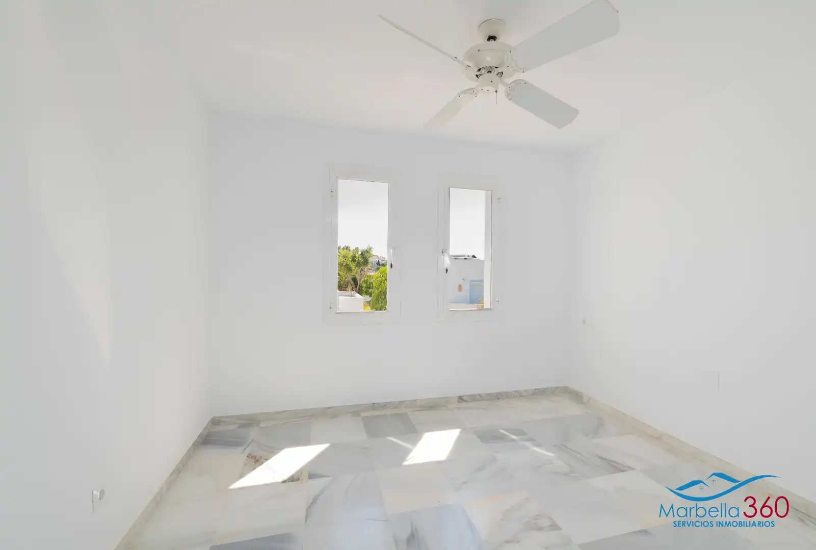 Dormitori de Casa o xalet en venda en Marbella amb Aire condicionat, Jardí privat i Terrassa