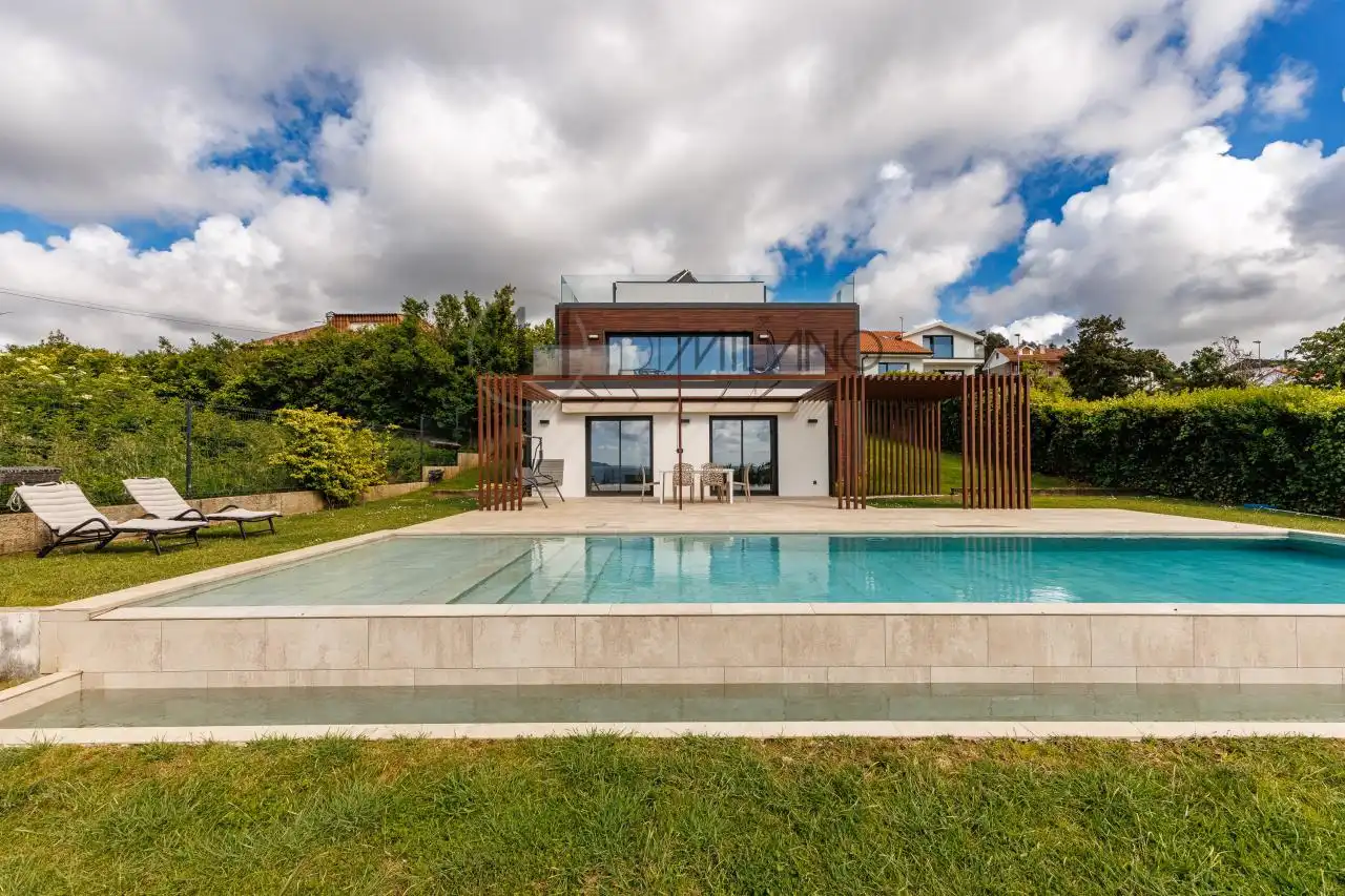 Piscina de Casa o xalet en venda en Nigrán amb Calefacció, Jardí privat i Terrassa