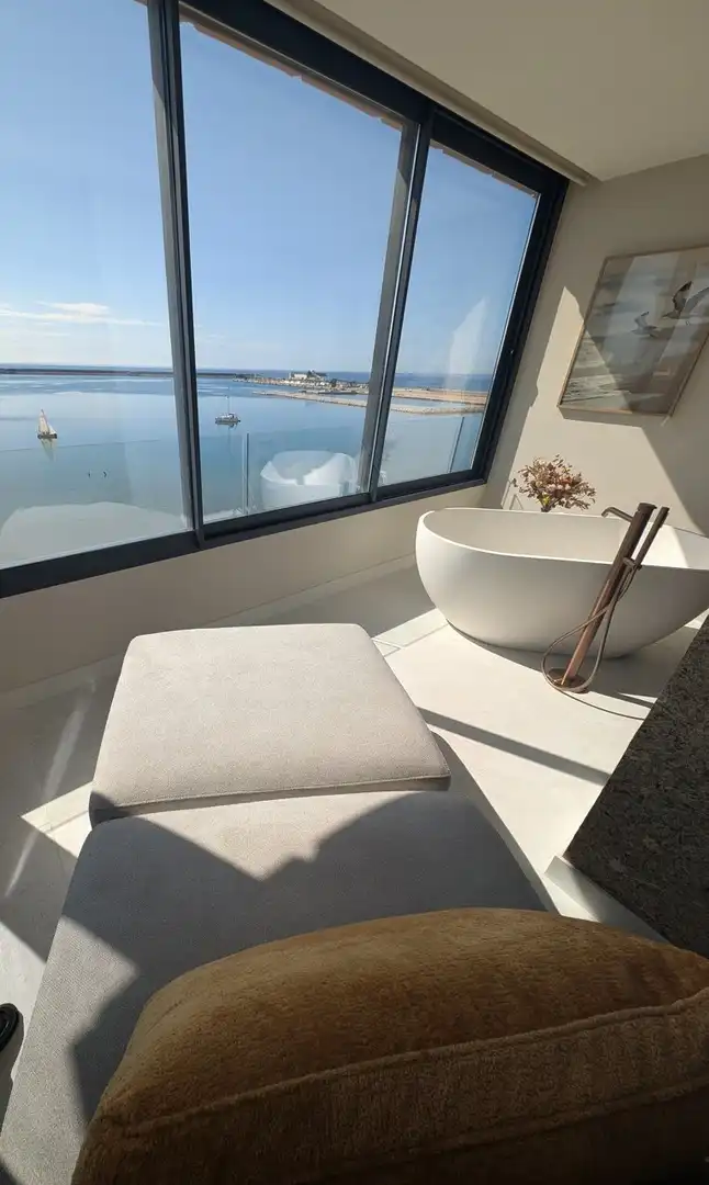 Baño de Piso de alquiler en Torrevieja con Aire acondicionado, Terraza y Amueblado