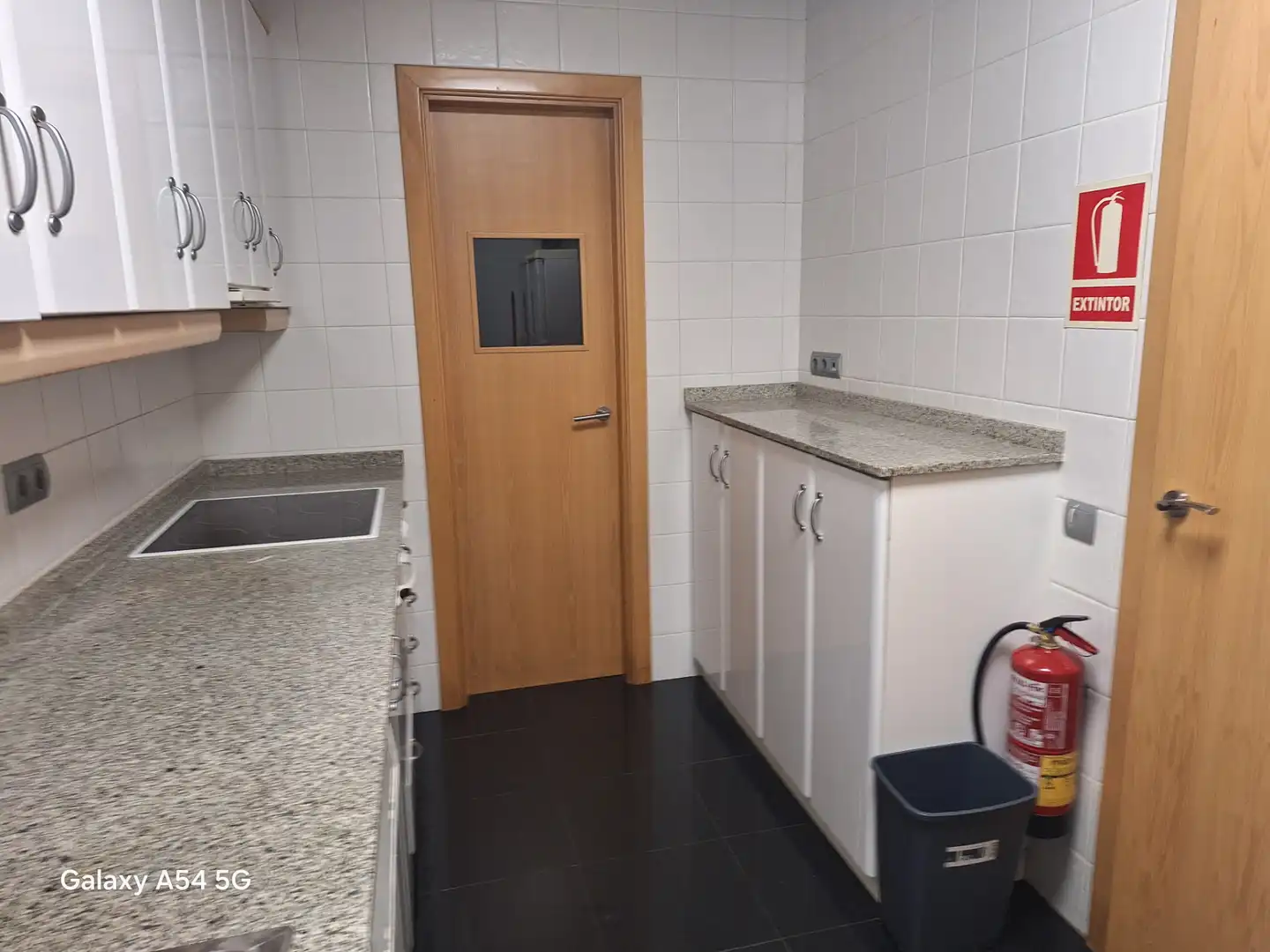 Cuina de Oficina de lloguer en Barcelona amb Aire condicionat i Calefacció