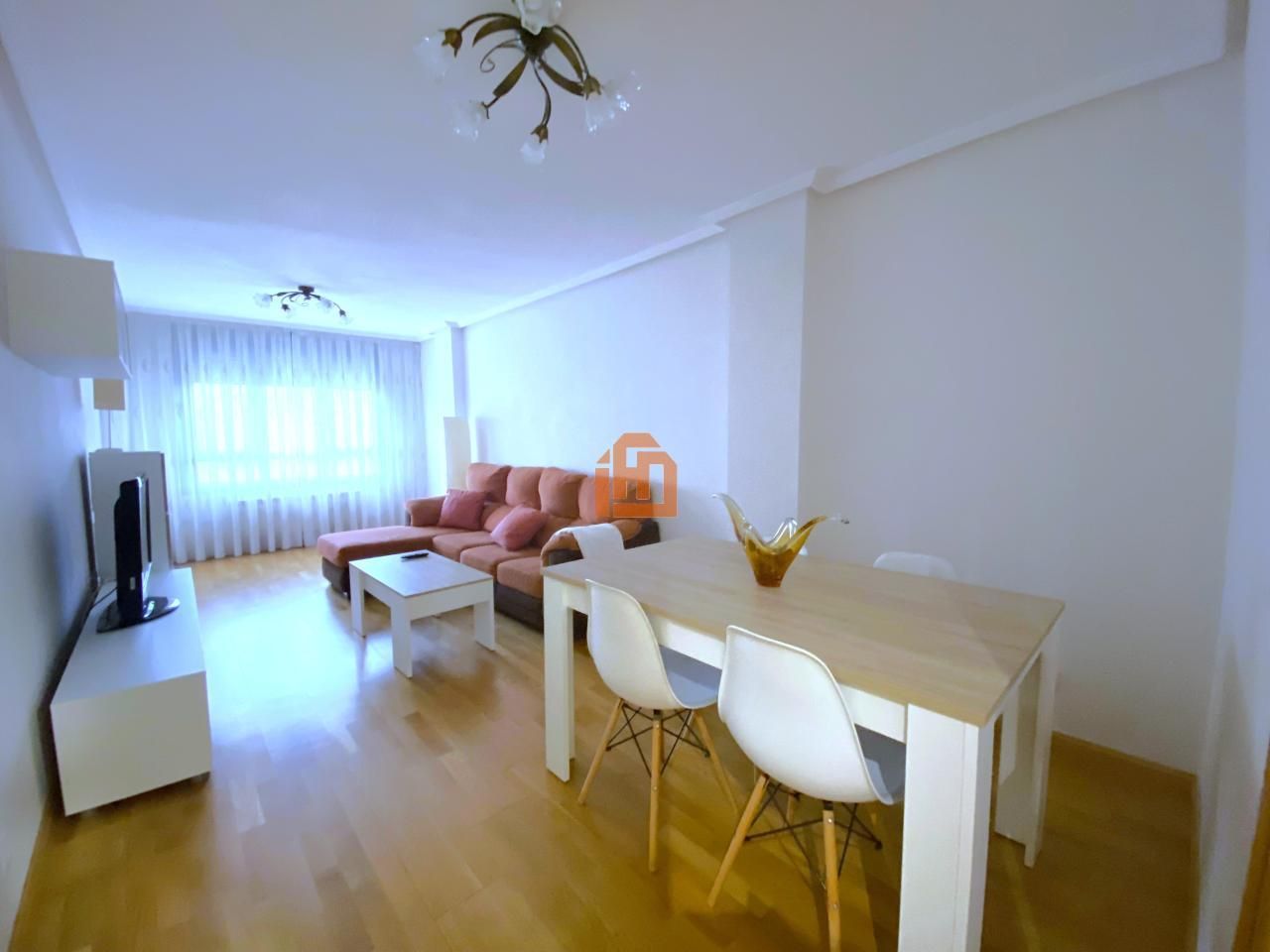 Sala d'estar de Pis de lloguer en León Capital  amb Calefacció, Parquet i Terrassa