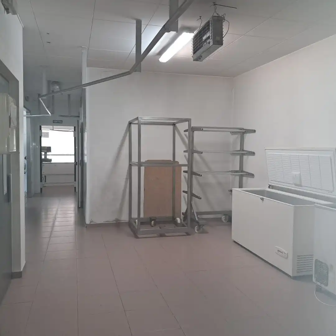 Cuina de Local en venda en Sant Joan Les Fonts amb Aire condicionat, Calefacció i Alarma