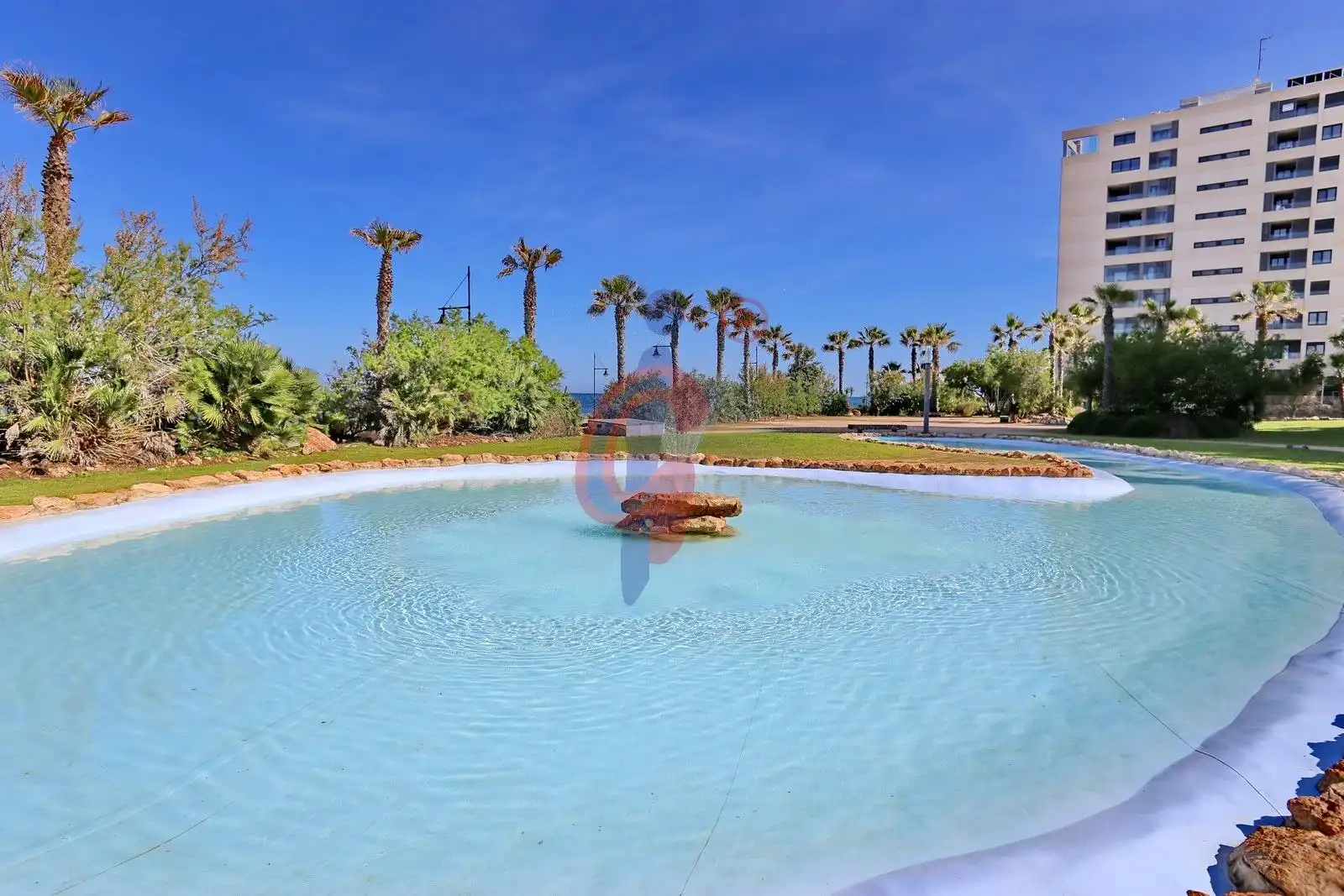 Piscina de Apartamento en venta en Torrevieja con Terraza y Amueblado