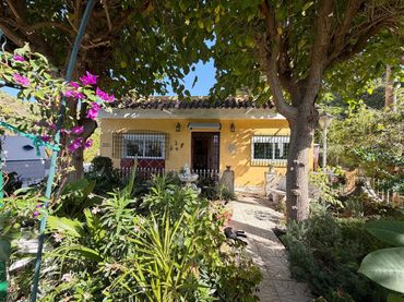 Casa rústica con piscina en venta en Selwo