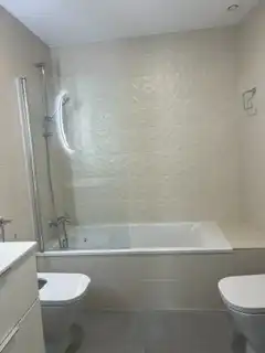 Badezimmer von Wohnung zum Verkauf in Oleiros mit Heizung, Privatgarten und Abstellraum
