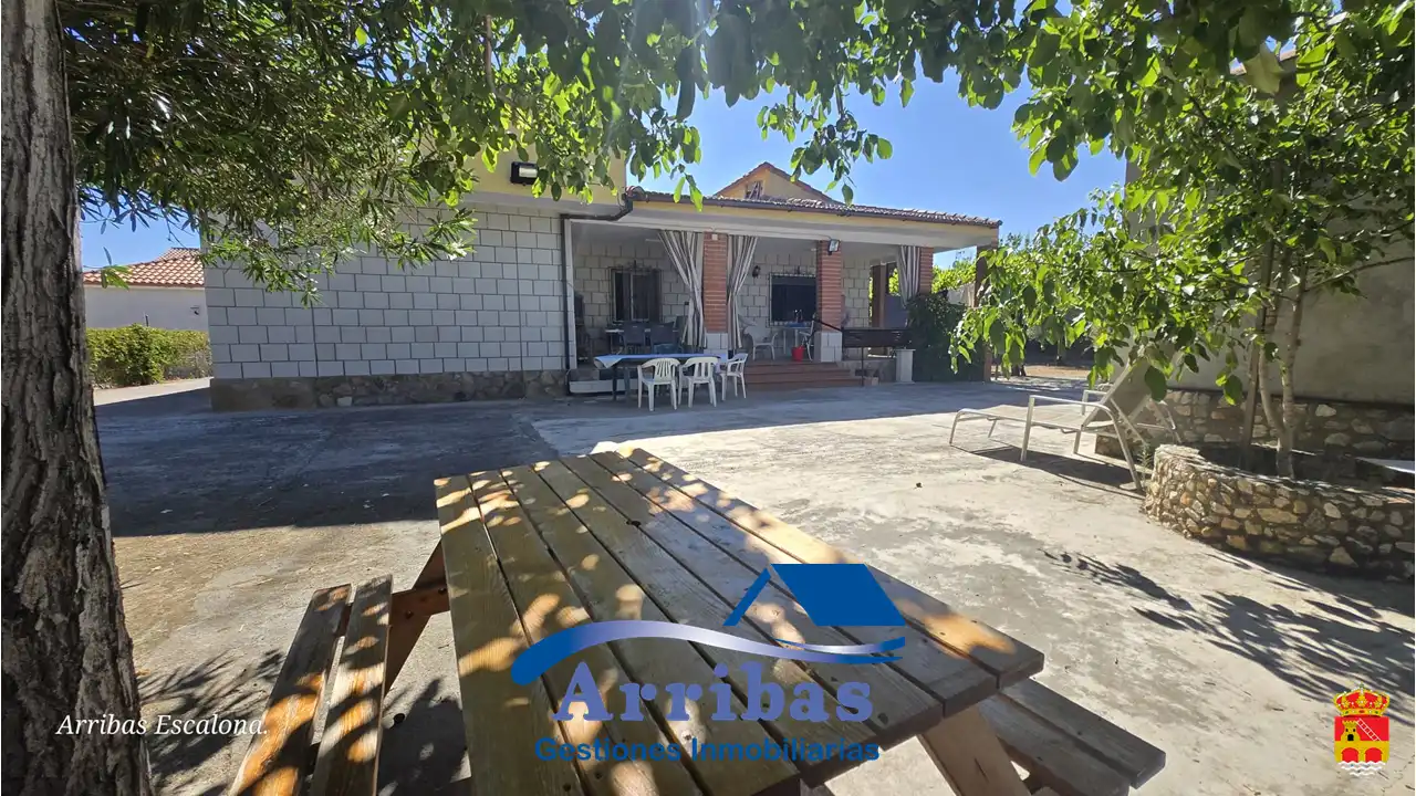 Chalet con terraza en venta en Escalona